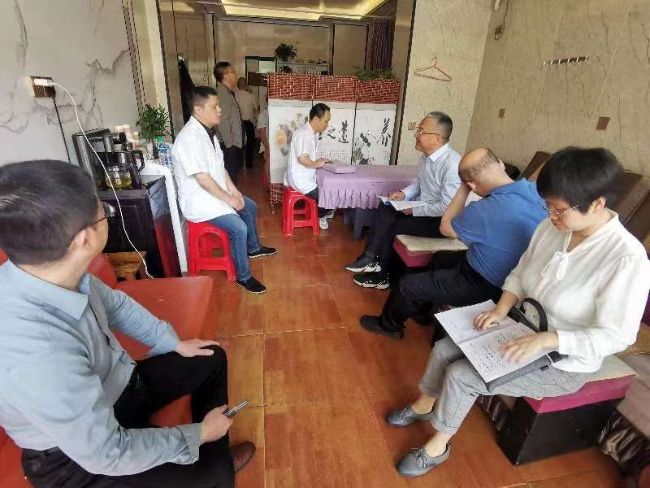 图为邹凯在调研中